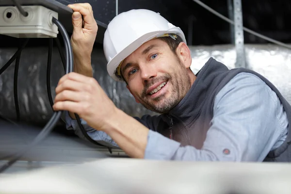 Ingenieur Die Binnen Met Kabels Werkt — Stockfoto