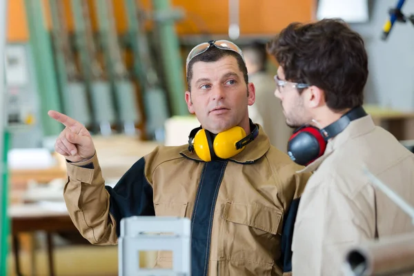 Deux Travailleurs Masculins Parlant Dans Atelier Menuiserie — Photo