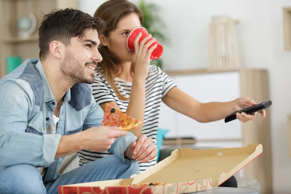 Feliz Pareja Viendo Televisión Con Una Pizza — Foto de Stock