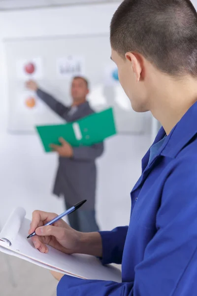 Estudiante Motivado Tomando Notas Clase —  Fotos de Stock