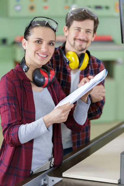 Coppia Giovane Con Computer Portatile Nel Laboratorio Del Falegname — Foto Stock