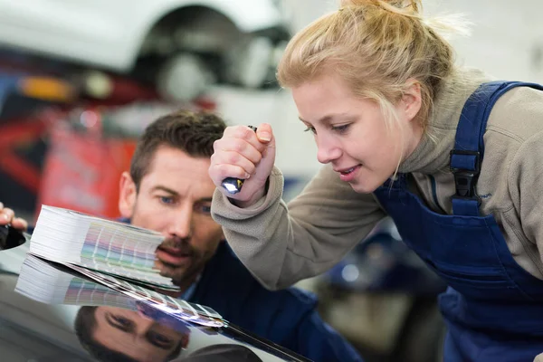 Mecânico Feminino Com Amostras Tinta Escolhendo Carro Cor — Fotografia de Stock