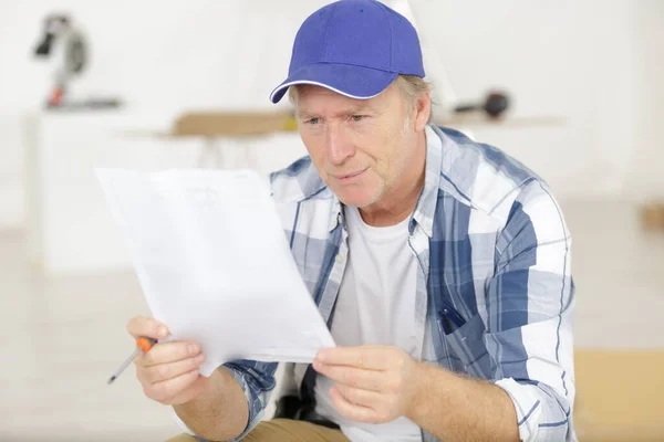 Een Technicus Die Een Papierwerk Controleert — Stockfoto