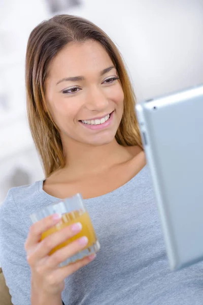 Lächelnde Frau Liest Auf Einem Tablet Computer — Stockfoto