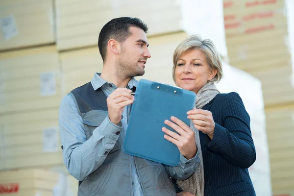 Lavoratori Che Conferiscono Oltre Appunti Magazzino — Foto Stock