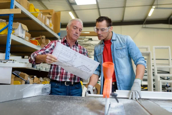 Porträtt Två Arbetare Som Diskuterar Projektplaner Verkstaden — Stockfoto