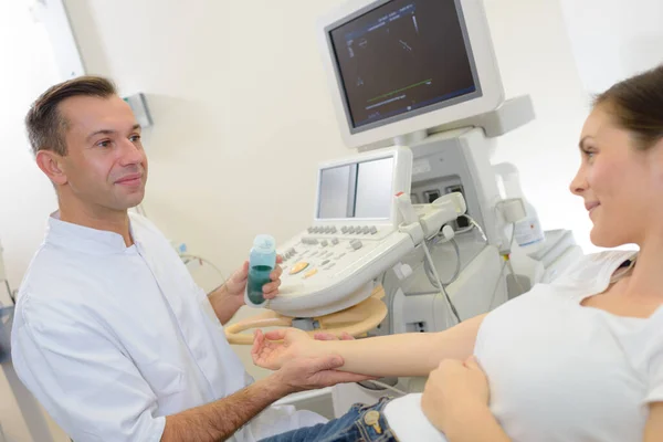 Frau Mit Handgelenk Ultraschall — Stockfoto