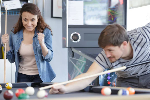 Unga Par Spelar Snooker Tillsammans Baren — Stockfoto