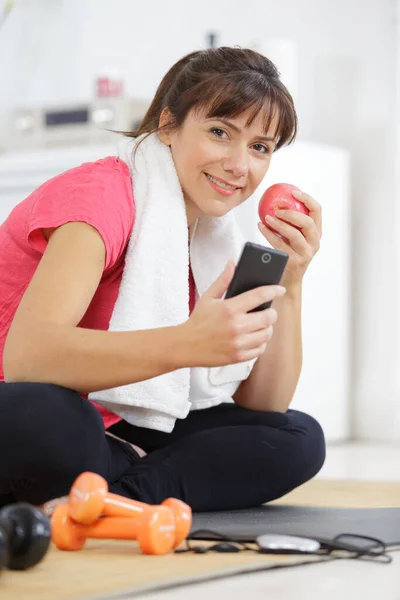 Femme Fille Assise Mode Vie Utilisant Smartphone Après Entraînement Exercice — Photo