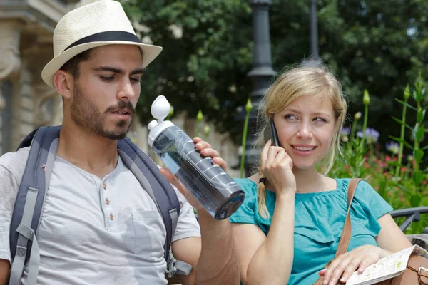 Dating Paar Rusten Van Wandelen — Stockfoto