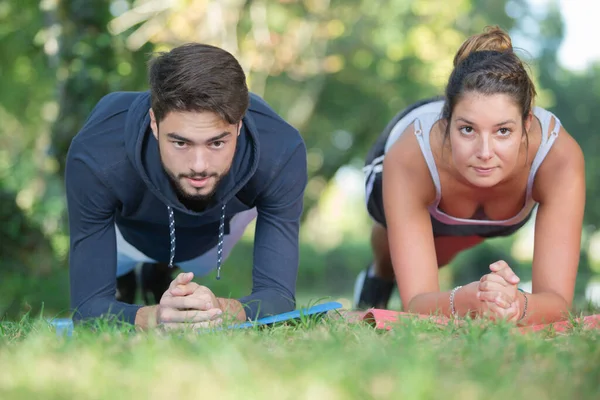 Jovem Casal Fortalecendo Seus Músculos Parque — Fotografia de Stock