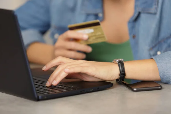 Vista Mãos Usando Cartão Crédito Para Compras Line — Fotografia de Stock