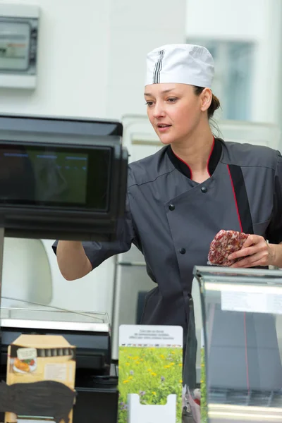 Açougueiro Segurando Carne Usando Balanças Eletrônicas — Fotografia de Stock
