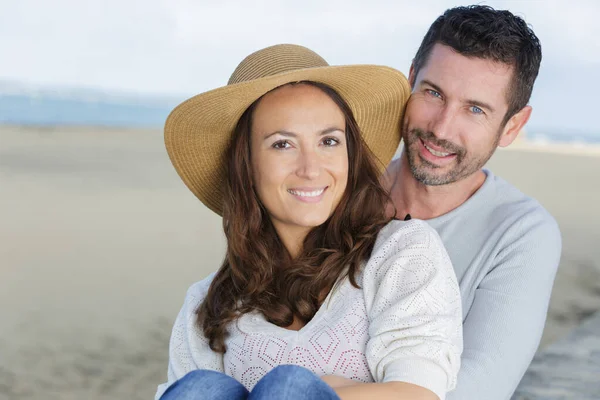 Adulto Maduro Casal Relaxante Praia — Fotografia de Stock