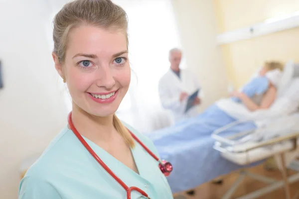 Retrato Uma Jovem Enfermeira Sorridente — Fotografia de Stock