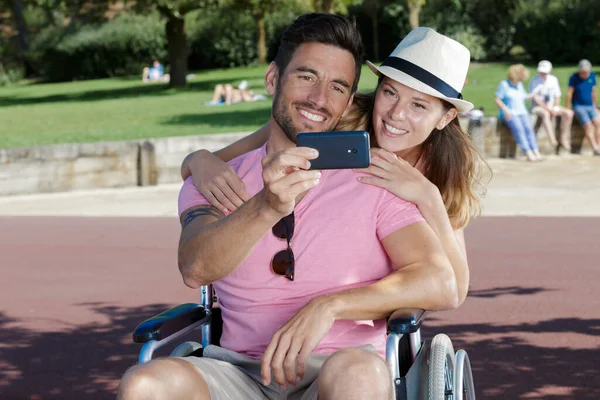 Feliz Jovem Casal Cadeira Rodas Fazendo Selfie — Fotografia de Stock