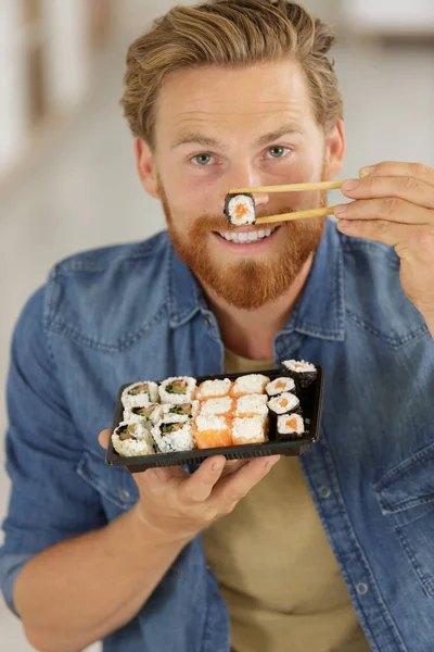 Homem Com Sushi Homem — Fotografia de Stock
