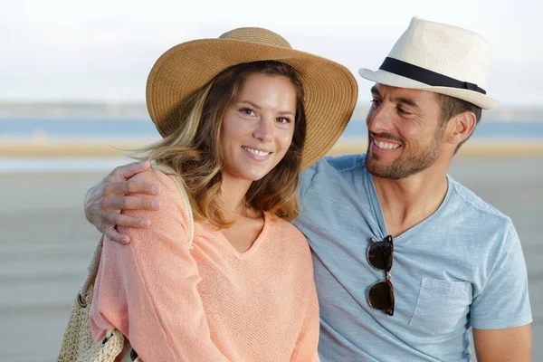 Feliz Casal Abraçando Andando Perto Mar — Fotografia de Stock