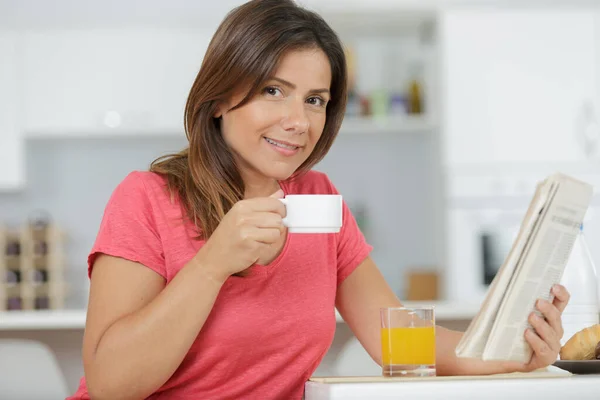Vrouw Met Kopje Koffie Krant Keuken — Stockfoto