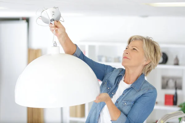 Energiebesparende Ledlamp Vervangen — Stockfoto