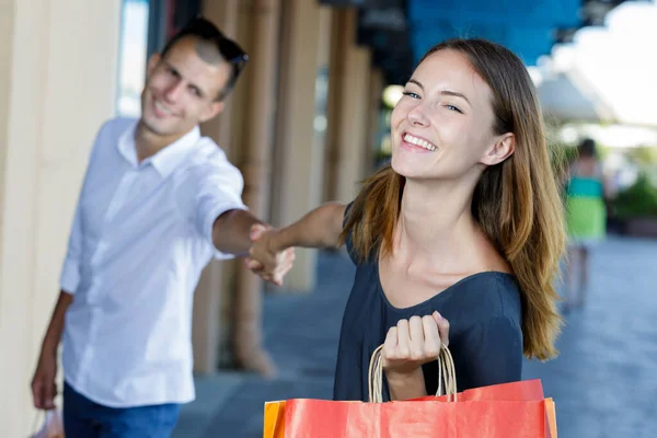 Hombre Harto Las Compras Esposa Tienda — Foto de Stock