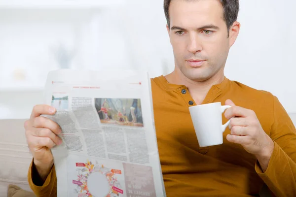 Man Holding Newspaper Coffee — Stock Photo, Image