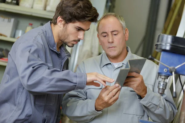 Metallbau Lehrling Checkt Posten Mit Manager — Stockfoto