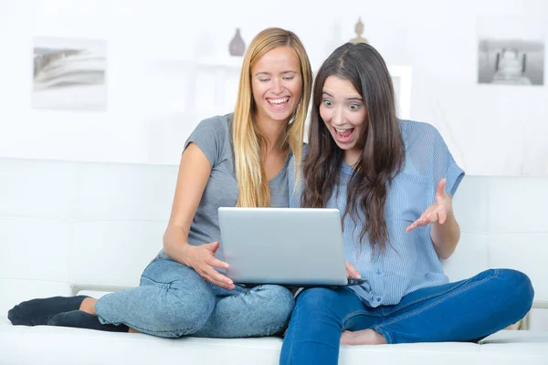 Two Happy Young Friends Laptop Home — Stock Photo, Image