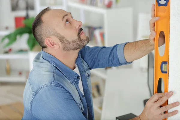 Hombre Marcado Pared Con Nivel — Foto de Stock