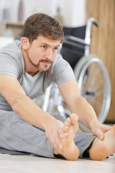 Инвалид Выполняющий Физические Упражнения — стоковое фото