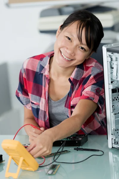 Tecnico Del Femminile Che Controlla Parti Del — Foto Stock