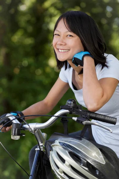 マウンテンバイクの女性は — ストック写真