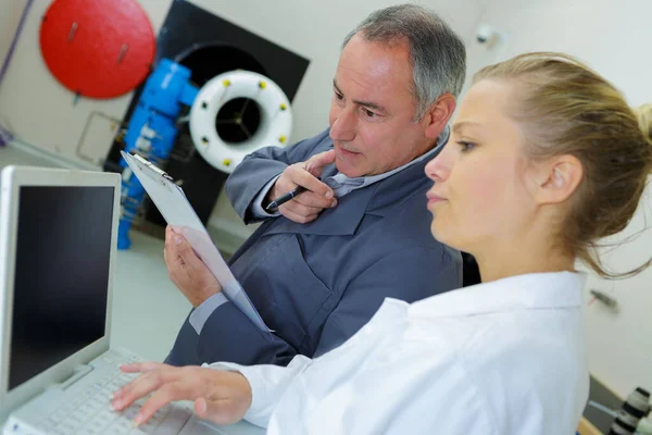 Workshop Workers Checking Laptop Results — Stock Photo, Image