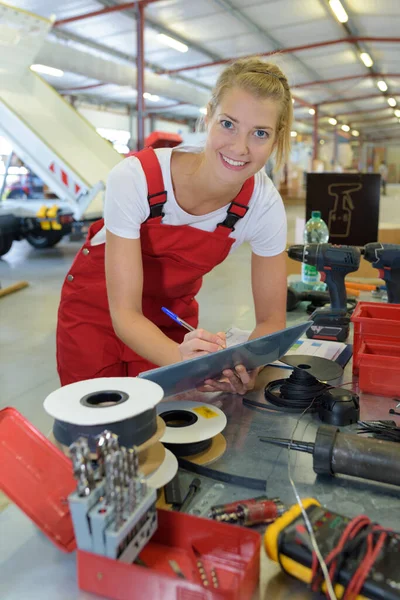 Une Femme Heureuse Atelier — Photo