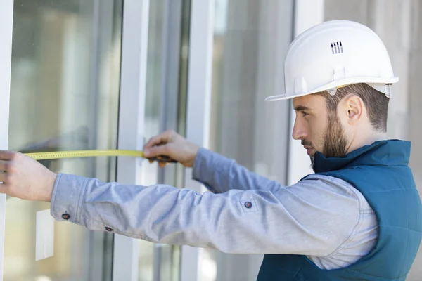 Mann Misst Fenster Vor Montage Des Rollladens Freien — Stockfoto