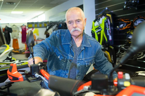 Senior Mężczyzna Wybierając Motocykl — Zdjęcie stockowe