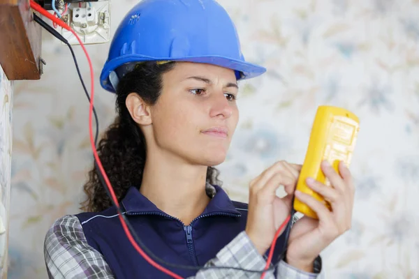 Eletricista Trabalhando Olhando Para Multímetro — Fotografia de Stock