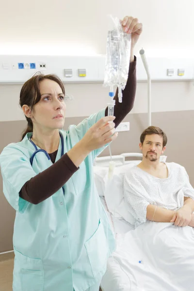 Verpleegkundige Bereidt Een Infuus Voor Het Ziekenhuis — Stockfoto