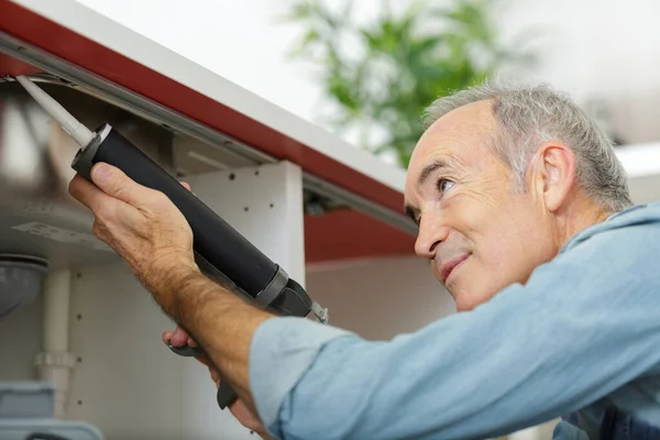 Senior Benutzte Kessel Ein Waschbecken — Stockfoto