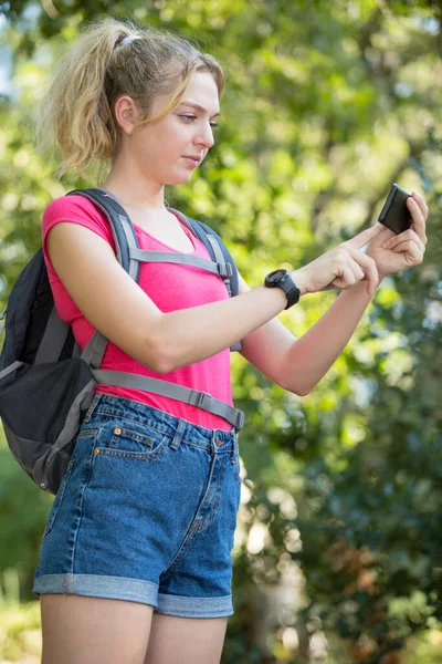 Kvinna Som Använder Digital Kompass Mobiltelefon — Stockfoto