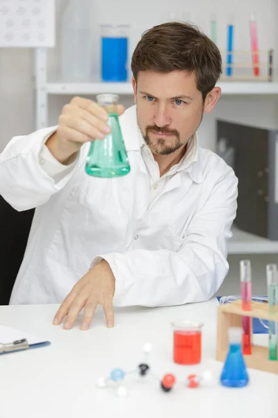 Scientifique Avec Liquide Vert Dans Une Fiole — Photo