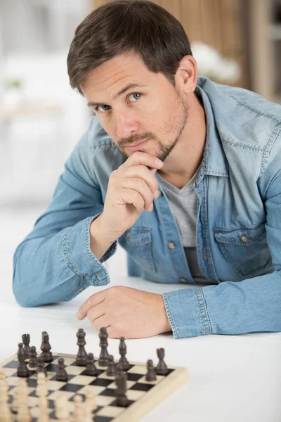 Bir Erkek Satranç Oyuncusunun Portresi — Stok fotoğraf