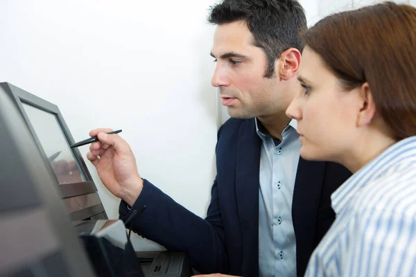 Närbild Man Och Kvinna Som Pekar Skärmen — Stockfoto