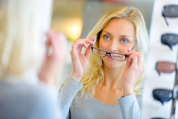 Kvinna Som Passar Ett Par Glasögon — Stockfoto
