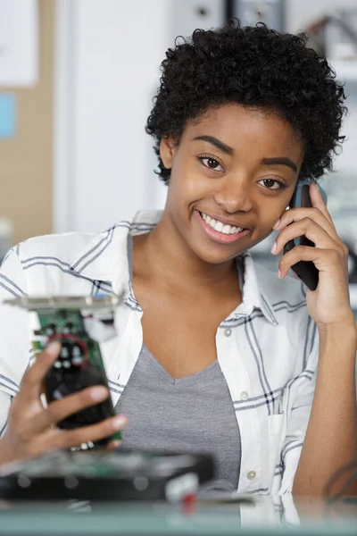 Felice Ingegnere Femminile Telefono — Foto Stock