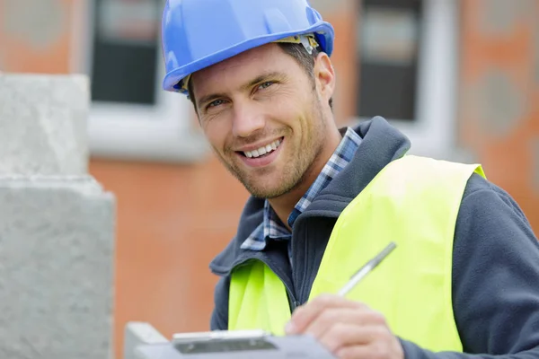 Handsomen Constructeur Écriture Sur Presse Papiers — Photo