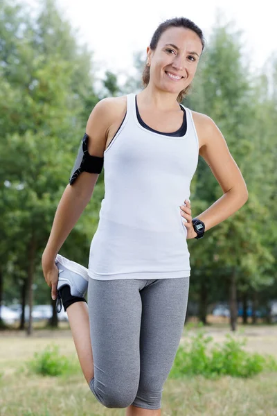 Hardloper Vrouw Stretching Beenspier Voorbereiding Voor Trail Run — Stockfoto