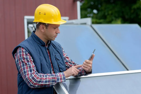 Mann Mit Helm Arbeitet Freien Tablet — Stockfoto