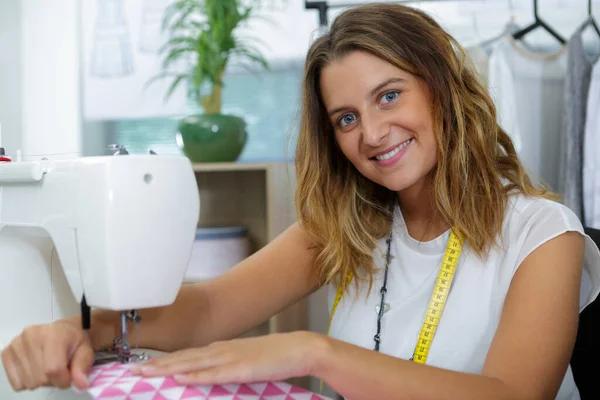 Costurera Femenina Posando Sonriendo Junto Máquina Coser —  Fotos de Stock