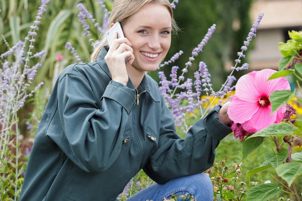 Jardinero Floral Femenino Hablando Por Celular —  Fotos de Stock